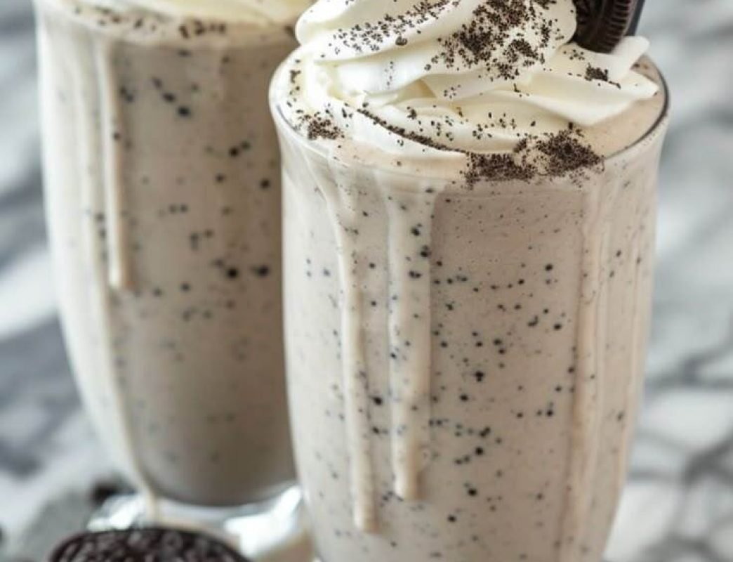 Easy Oreo Milkshake (Only 3 Ingredients!)
